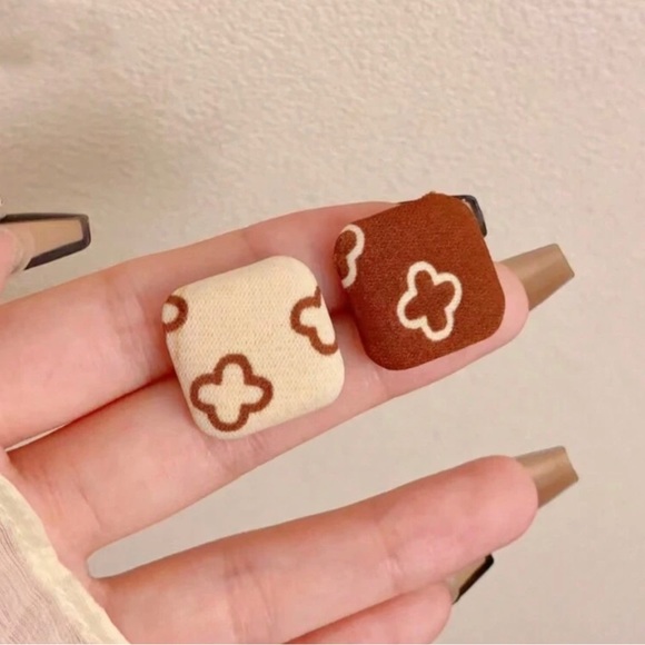 💖 5 items for $25 Sale! 💖 Retro Square Button Design Asymmetrical Earrings - Picture 3 of 4